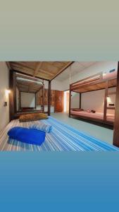 een slaapkamer met 2 stapelbedden met blauwe lakens bij Sanity Door Rooms and Hostel in Arugam Bay
