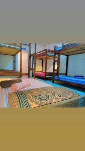 1 dormitorio con 2 literas y alfombra en Sanity Door Rooms and Hostel, en Arugam Bay