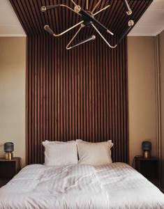 Un dormitorio con una cama grande con una pared de rayas negras en Hotell Slottsgatan en Oskarshamn