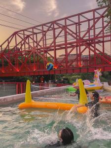 邦帕利的住宿－勒塔納酒店，一群人在水上公园玩耍