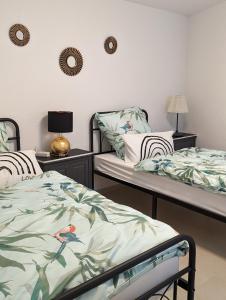 A bed or beds in a room at Bietigheim Retreat: Modern und Ruhig