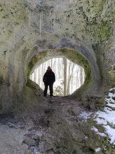 Un homme traversant un tunnel dans la neige dans l'établissement Apfelbluete und Paradies, 