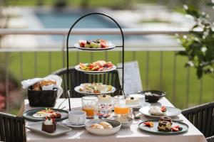 une table avec des assiettes de nourriture au-dessus dans l'établissement Boutique Hotel Wiesenhof - Adults Only, à Lana