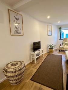 a living room with a couch and a television at Casa da Boavista in Arraiolos