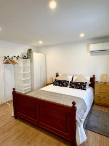 - une chambre avec un grand lit dans l'établissement Casa da Boavista, à Arraiolos
