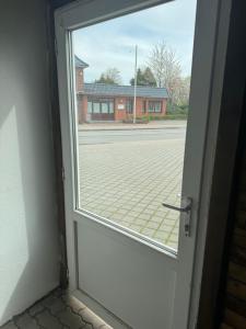 una puerta abierta con vistas a un edificio en Schöne Wohnung in Satrup en Satrup