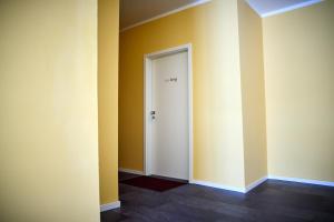 an empty hallway with a white door in a room at IDEE Living: Modernes City-Apartment mit Altbaucharme in Weinheim