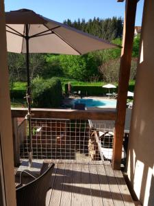 une terrasse avec un parasol et une piscine dans l'établissement NoOaks, à Meissen