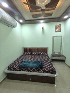 a bedroom with a bed in a room at Mahakal Homestay in Ujjain