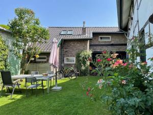 einen Garten mit einem Tisch und Stühlen im Hof in der Unterkunft Vakantiewoning in 5* Geuldal Mechelen in Mechelen
