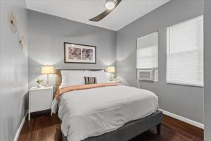 Un dormitorio con una gran cama blanca y dos ventanas. en OLD LISTING 3818 Central Ave Entire, en Indianápolis