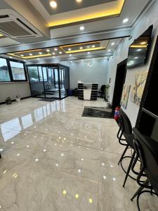 een grote kamer met een lobby met stoelen. bij pilot hotel in Arnavutköy