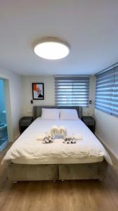 1 dormitorio con 1 cama con toallas en פנטהאוז השומר, en Tiberíades