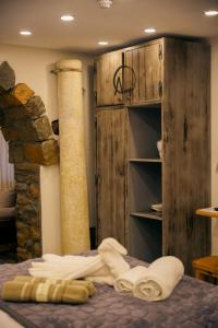 Dereköy的住宿－Areto Butik Otel，配有一张带书架和毛巾的床的房间