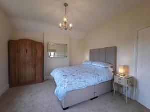 Postel nebo postele na pokoji v ubytování Former school cottage near Bridgnorth