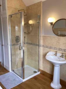 Koupelna v ubytování Former school cottage near Bridgnorth + 25 fotografií