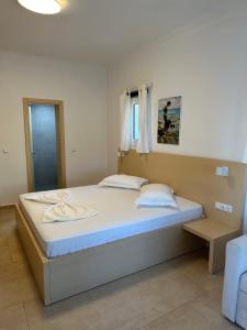 a bedroom with a large bed in a room at Dima Vista in Dhërmi