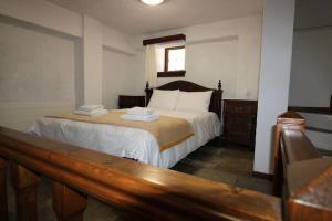 Un pat sau paturi într-o cameră la Raise Polydrosos Traditional Getaway