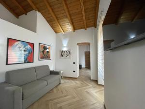 sala de estar con sofá y pinturas en la pared en Luxuria, en Iglesias