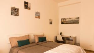 una camera da letto con un letto e una scrivania di Guest House Nonna Angela a Napoli