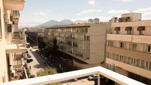 vista su una strada in una città con edifici di Guest House Nonna Angela a Napoli