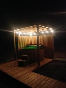 Uma mesa de bilhar em Zielone Wzgórze komfortowy klimatyzowany domek z balią z aeromasażem