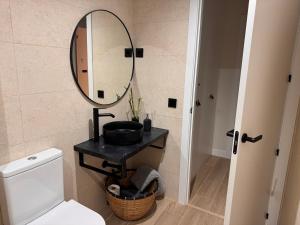 een badkamer met een wastafel en een spiegel bij LAAN Los pinos in Alcalá de Henares