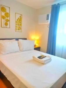Ένα ή περισσότερα κρεβάτια σε δωμάτιο στο The Loop Condominium