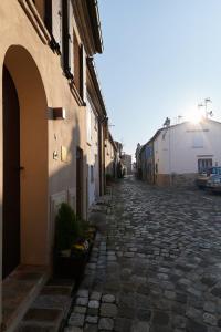 a cobblestone street next to a building at Residenza e Campanoun in Santarcangelo di Romagna