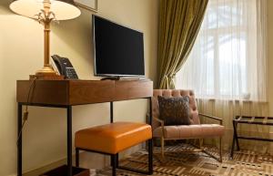 Camera con scrivania, TV e sedia. di Islington Hobart - Loft Suite - Australia a Hobart