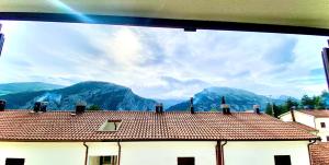 - une vue sur les montagnes depuis la fenêtre d'un bâtiment dans l'établissement La mia casa sul Pollino, à San Lorenzo Bellizzi