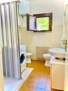 La salle de bains est pourvue d'un lave-linge et d'un lavabo. dans l'établissement La mia casa sul Pollino, à San Lorenzo Bellizzi
