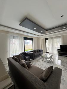 uma grande sala de estar com um sofá e uma mesa em Villa Zengin em Kemer