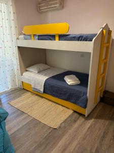 Krevet ili kreveti na kat u jedinici u objektu Beach house in Kandia