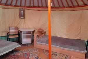 Un ou plusieurs lits dans un hébergement de l'établissement Explore Gobi, Customized Tours, Yurt and Apartment