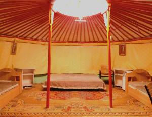 Un ou plusieurs lits dans un hébergement de l'établissement Explore Gobi, Customized Tours, Yurt and Apartment