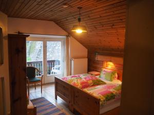1 dormitorio con 1 cama en una habitación con ventana en Gasthof zur Post, en Sankt Lorenzen im Lesachtal