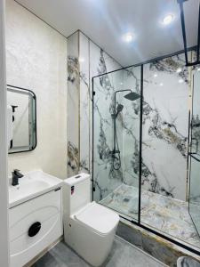 a bathroom with a shower and a toilet and a sink at 陶·萨玛勒 