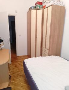 Postel nebo postele na pokoji v ubytování Soba sa kupatilom