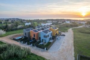 una vista aerea di una casa con case colorate di NEW stylish Casa Melisa with 2 gardens and BBQ facilities! a Poreč (Parenzo) Altre 5 foto
