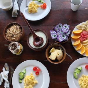 una mesa de madera con platos de comida. en Dream Adventure Mongolia en Nalayh