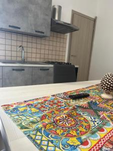 una cucina con tavolo e tappeto colorato di Miramare a Balestrate