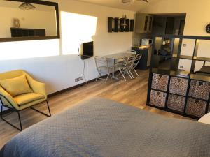 een kamer met een bed, een tafel en stoelen bij Studio 29 Cassis in Cassis
