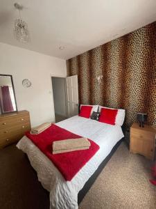 伯明罕的住宿－One bed flat，一间卧室配有一张带红色枕头的大床