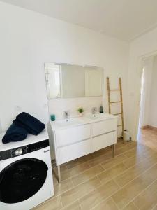 a white kitchen with a sink and a stove at Perpignan gare calme spacieux jolie vue netflix in Perpignan