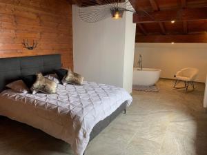 Postel nebo postele na pokoji v ubytování Chalet de la buche croisée