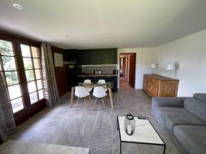 Kuchyň nebo kuchyňský kout v ubytování Chalet de la buche croisée