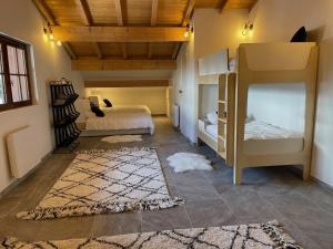 1 Schlafzimmer mit 2 Etagenbetten und einem Teppich in der Unterkunft Chalet de la buche croisée in Combloux