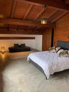 Postel nebo postele na pokoji v ubytování Chalet de la buche croisée