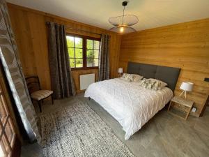 Postel nebo postele na pokoji v ubytování Chalet de la buche croisée